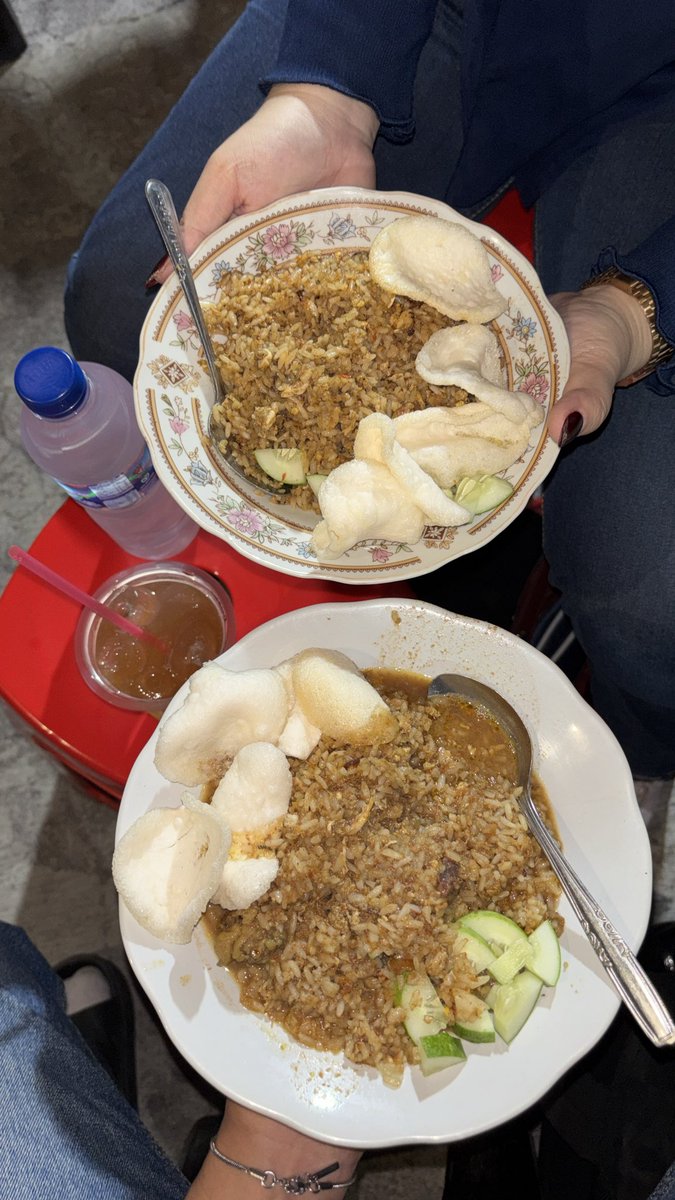 khrynox's tweet photo. First time cobain nasi goreng + kuah tongseng🤩 https://t.co/00yYPNO6lz