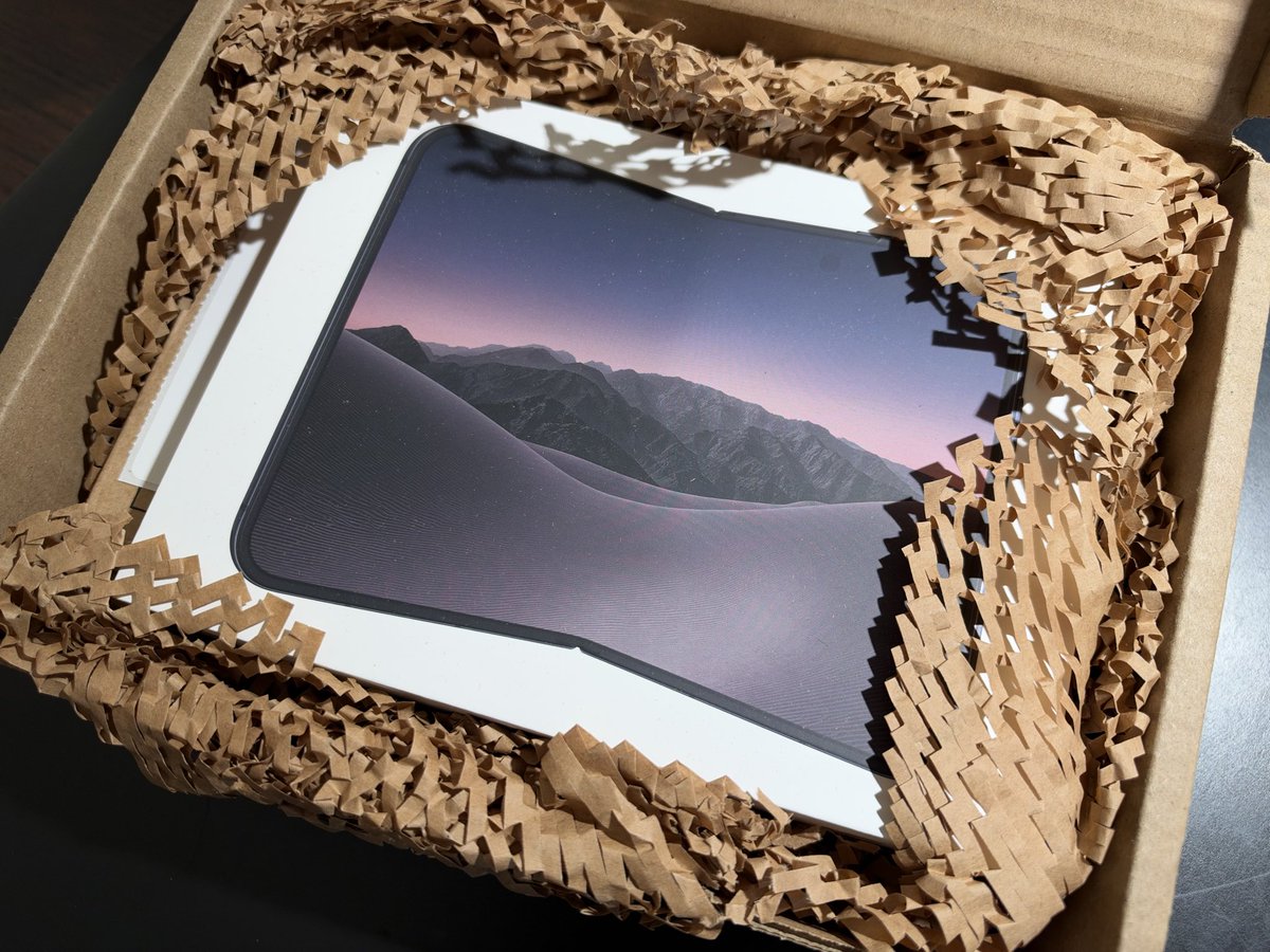 DetroitBORG's tweet photo. Obscenely excited to fold an iPhone. https://t.co/uOunJn6VYw