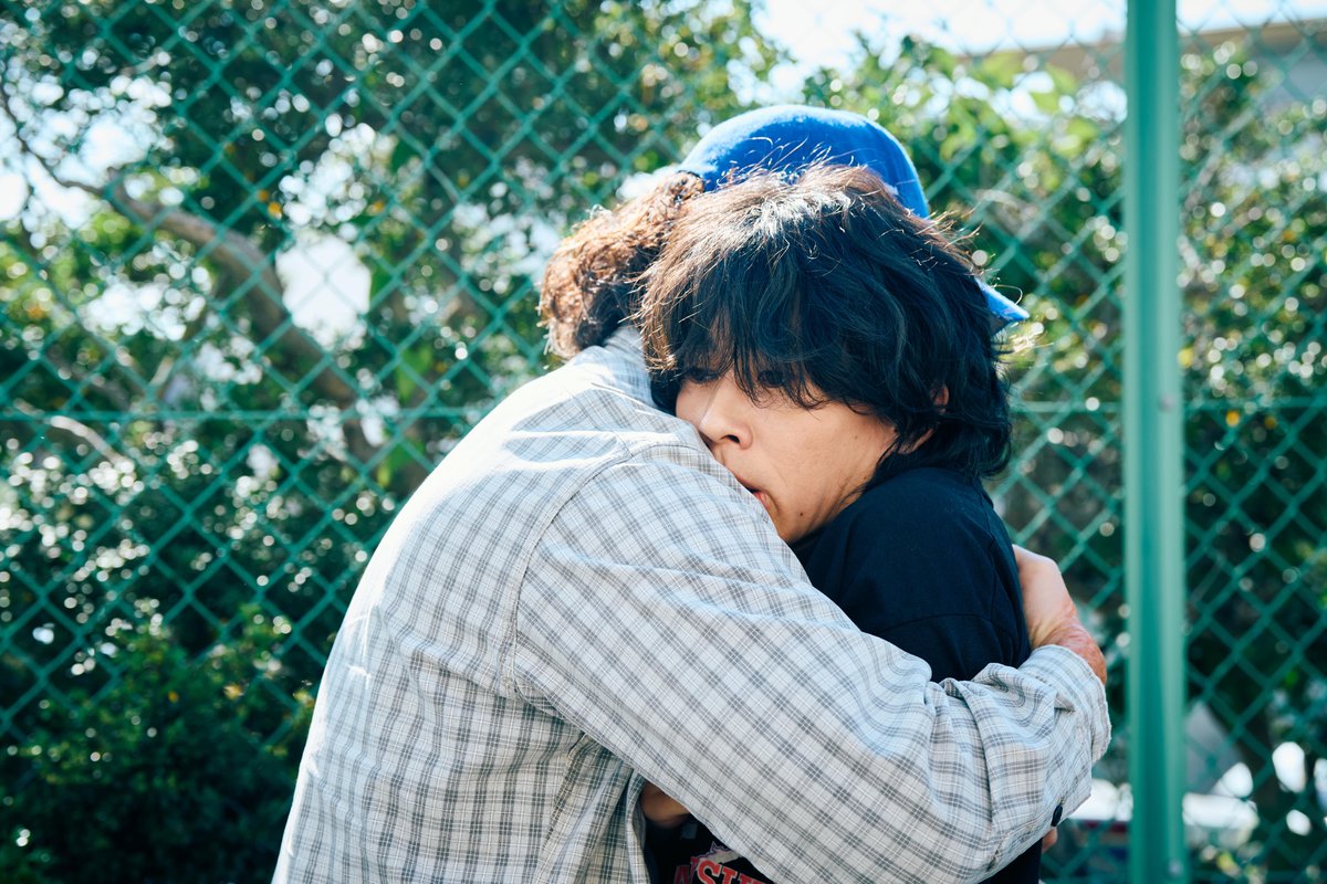 eiga_mentor's tweet photo. 〜 #映画mentor の作り方〜
ㅤ
✐ スリリングな2人の再会
￣￣￣￣￣￣￣￣￣￣￣￣
「埜本さん！」
声に反応して振り向く埜本(#綾野剛)。
拓海(#末澤誠也)に一直線に向かい、激しく抱きついた。
ㅤ
「ほぼ殺しに来る勢い…嫌な予感しかしない(笑)」
と、#吉田恵輔 監督も目を輝かせたこのシーン。
ㅤ
実は本番前、綾野さんは監督だけに
「ここはガツっと行きます」と伝えていたそう。
ㅤ
▽𝗣𝗿𝗼𝗱𝘂𝗰𝘁𝗶𝗼𝗻 𝗻𝗼𝘁𝗲
https://t.co/iPZLLCsVSC
ㅤ
大ヒット上映中🎬