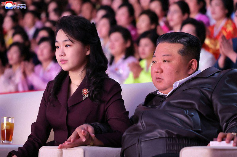 3glkbkh's tweet photo. 金正恩の娘のジュエ氏
垢抜けすぎ
相当教育されたんだろうな
後継者の顔になってきてる https://t.co/W4oUXKQFV5