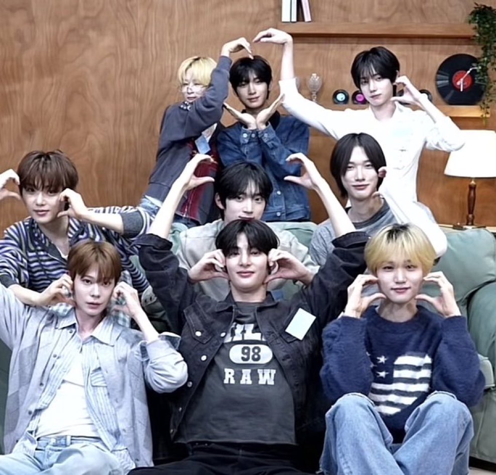 fromizzy_'s tweet photo. MY NEW FAMILY <3 #idntt https://t.co/Aq7yihjhaz