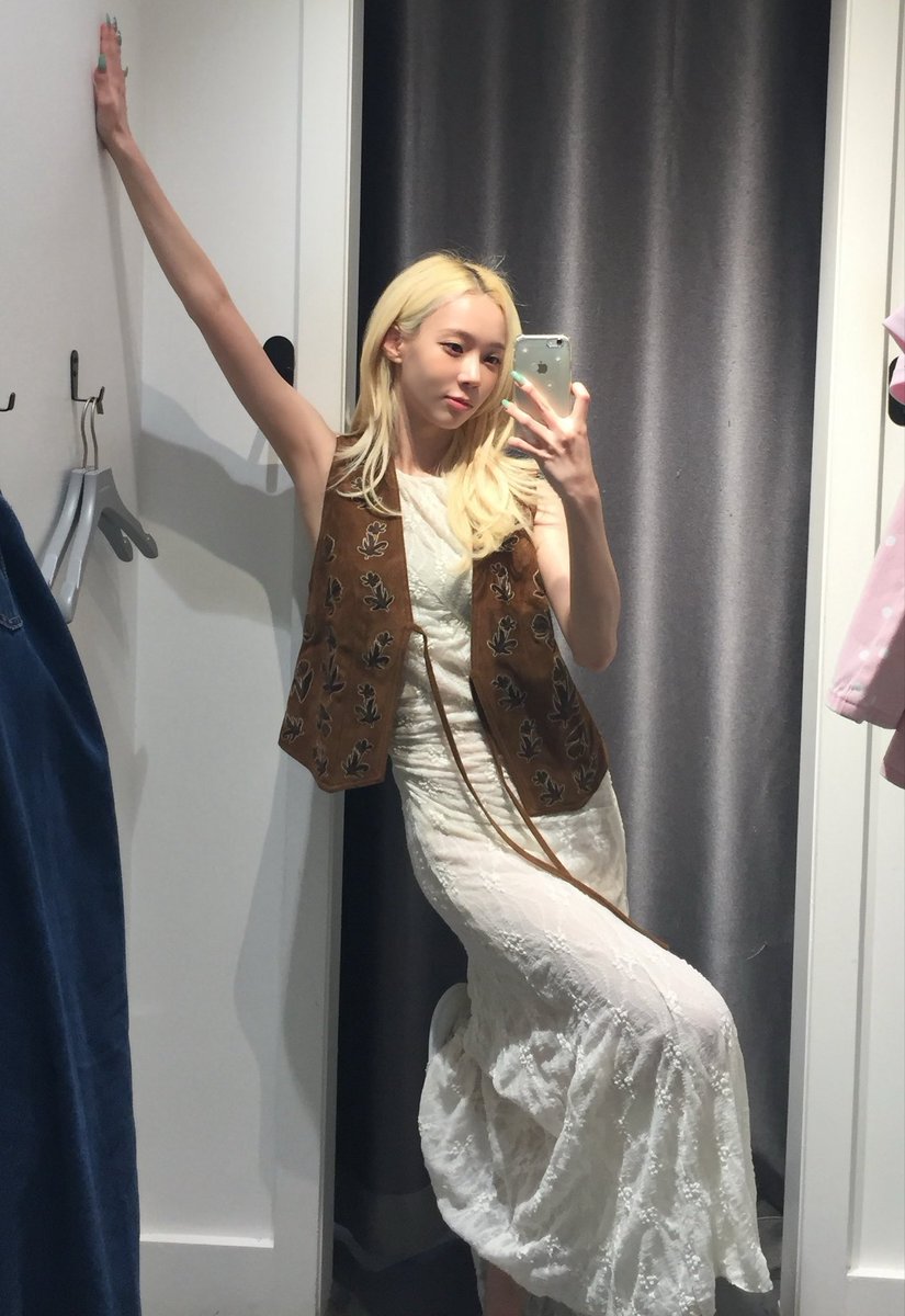 winterpic's tweet photo. her mirror selfies are going to be the end of me https://t.co/PIFb7tkbBC