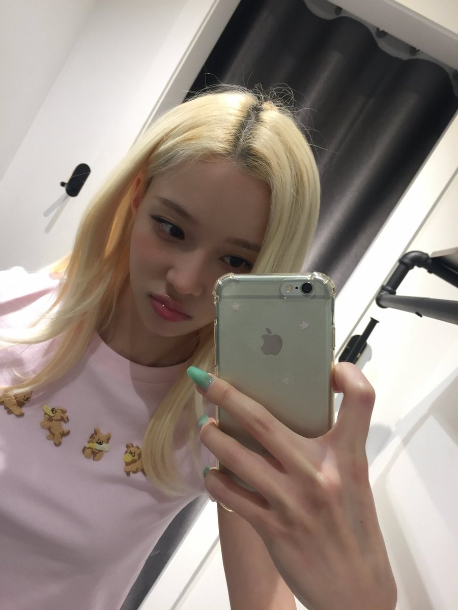 winterpic's tweet photo. her mirror selfies are going to be the end of me https://t.co/PIFb7tkbBC