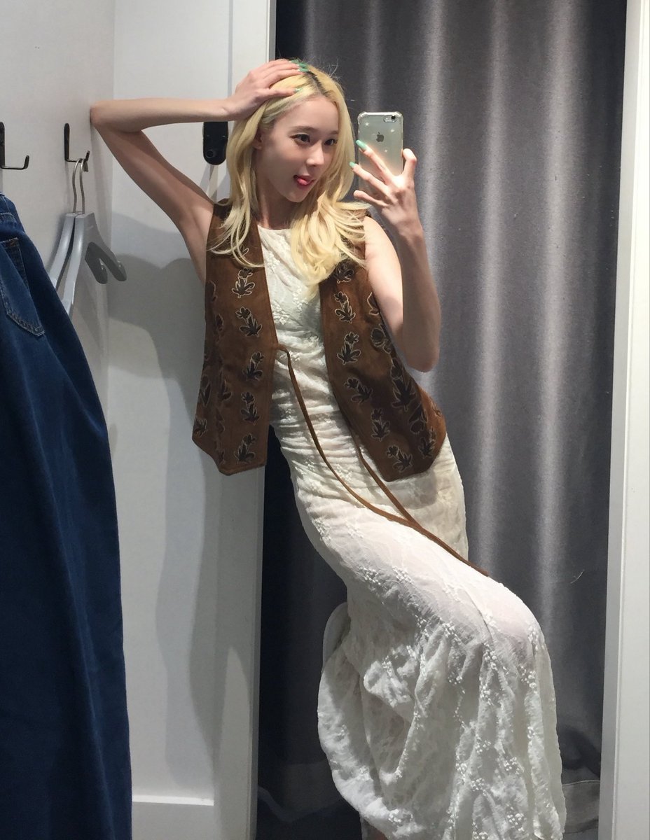 winterpic's tweet photo. her mirror selfies are going to be the end of me https://t.co/PIFb7tkbBC