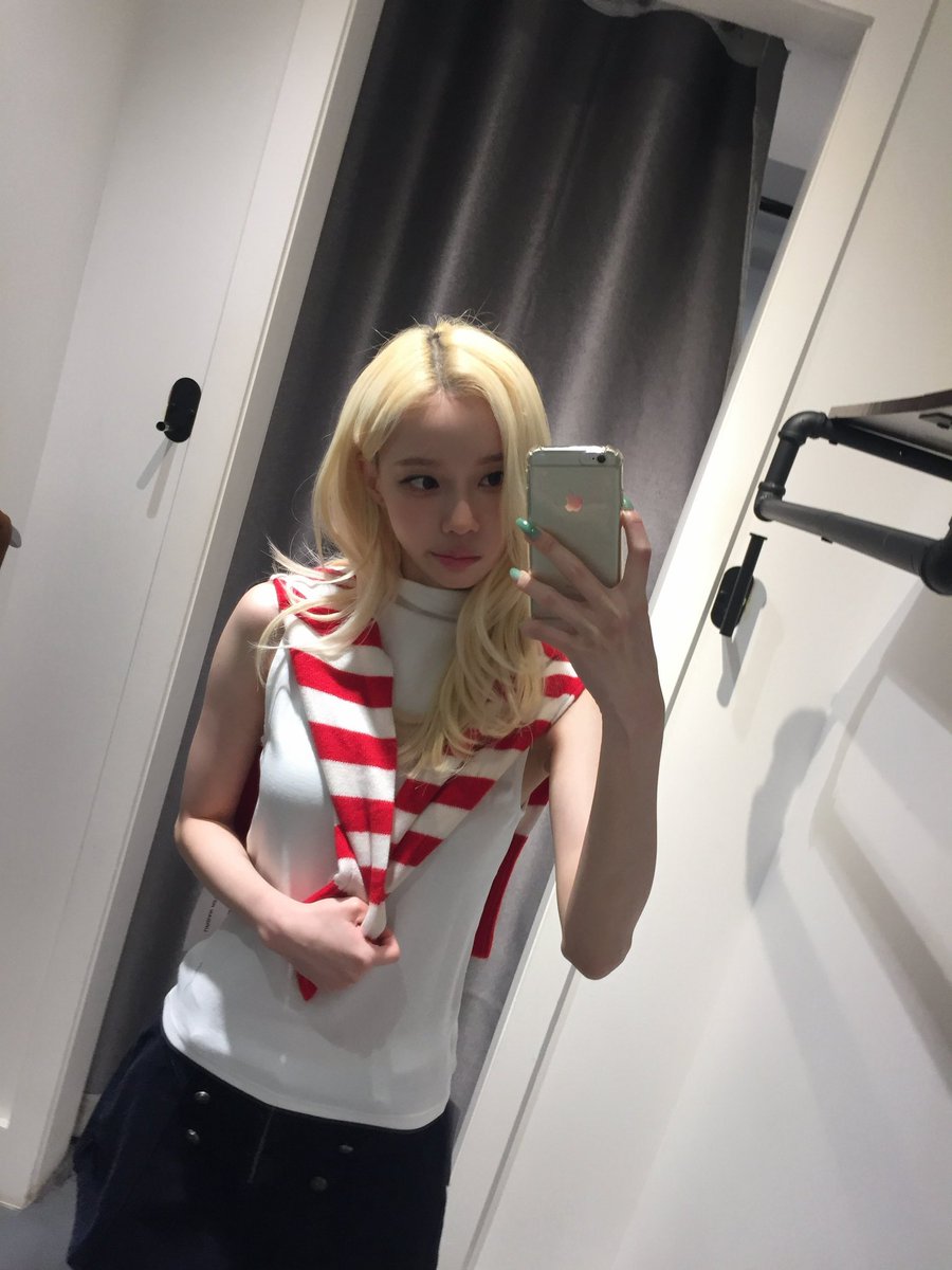 winterpic's tweet photo. her mirror selfies are going to be the end of me https://t.co/PIFb7tkbBC
