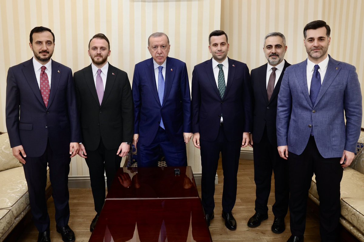 abdullahozdemir's tweet photo. Genel Başkanımız, Cumhurbaşkanımız Sayın Recep Tayyip Erdoğan’ın kabullerinde; Üsküdar Belediye Başkan Vekilimiz Muhammed Emin Sarıoğlu, Ataşehir Belediye Başkan Vekilimiz Serdar Orhan, Üsküdar İlçe Başkanımız Taha Sarıcaoğlu ve Ataşehir İlçe Başkanımız Burak Çifçi ile birlikte yer aldık.

Nazik kabulleri ve İstanbul’umuza gösterdikleri yakın ilgi için kendilerine şükranlarımı arz ediyorum. 

Görüşmemizin hayırlara vesile olmasını diliyor, Belediye Başkan Vekillerimize görevlerinde başarılar temenni ediyorum.