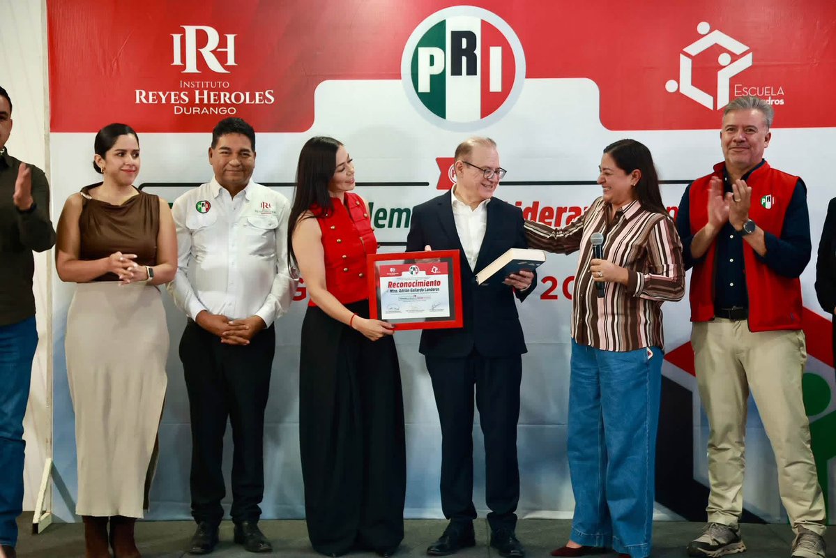 danisotto's tweet photo. ¡Qué gusto ver cómo seguimos formando liderazgos para el futuro de Durango! 🙌🏼✨

Hoy clausuramos la Escuela Estatal de Cuadros del IRH con broche de oro, con la ponencia de Adrián Gallardo, “Datos y relatos: ¿percepción es realidad?”.

Muchas felicidades a todas y todos los graduados por su compromiso, dedicación y constancia durante esta capacitación, jueves con jueves. 

¡Que todo lo aprendido sea el impulso para seguir aportando cosas buenas a nuestro estado! 💚

¡Enhorabuena por este gran logro!