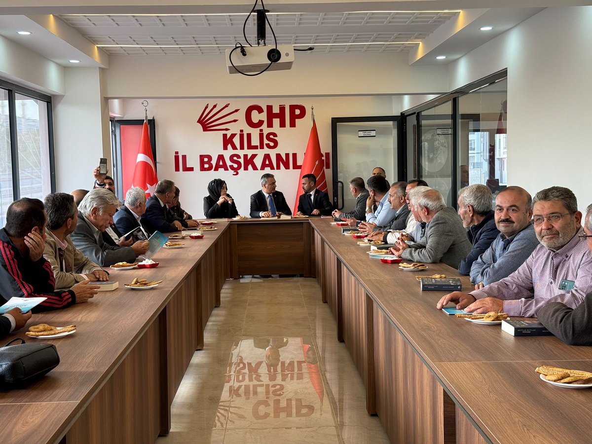 muslimsarichp's tweet photo. Kilis İl Başkanlığımızda, İl Başkanımız Mustafa Curatoğlu, il yöneticilerimiz, ilçe başkanlarımız, kadın ve gençlik kolları il başkanlarımız ve belediye meclis üyelerimizle bir araya geldik.

Toplantımızda Kilis’teki örgütsel çalışmalarımızı, yerel yönetimlerin gündemini ve önümüzdeki döneme ilişkin görüş ve önerileri değerlendirdik.