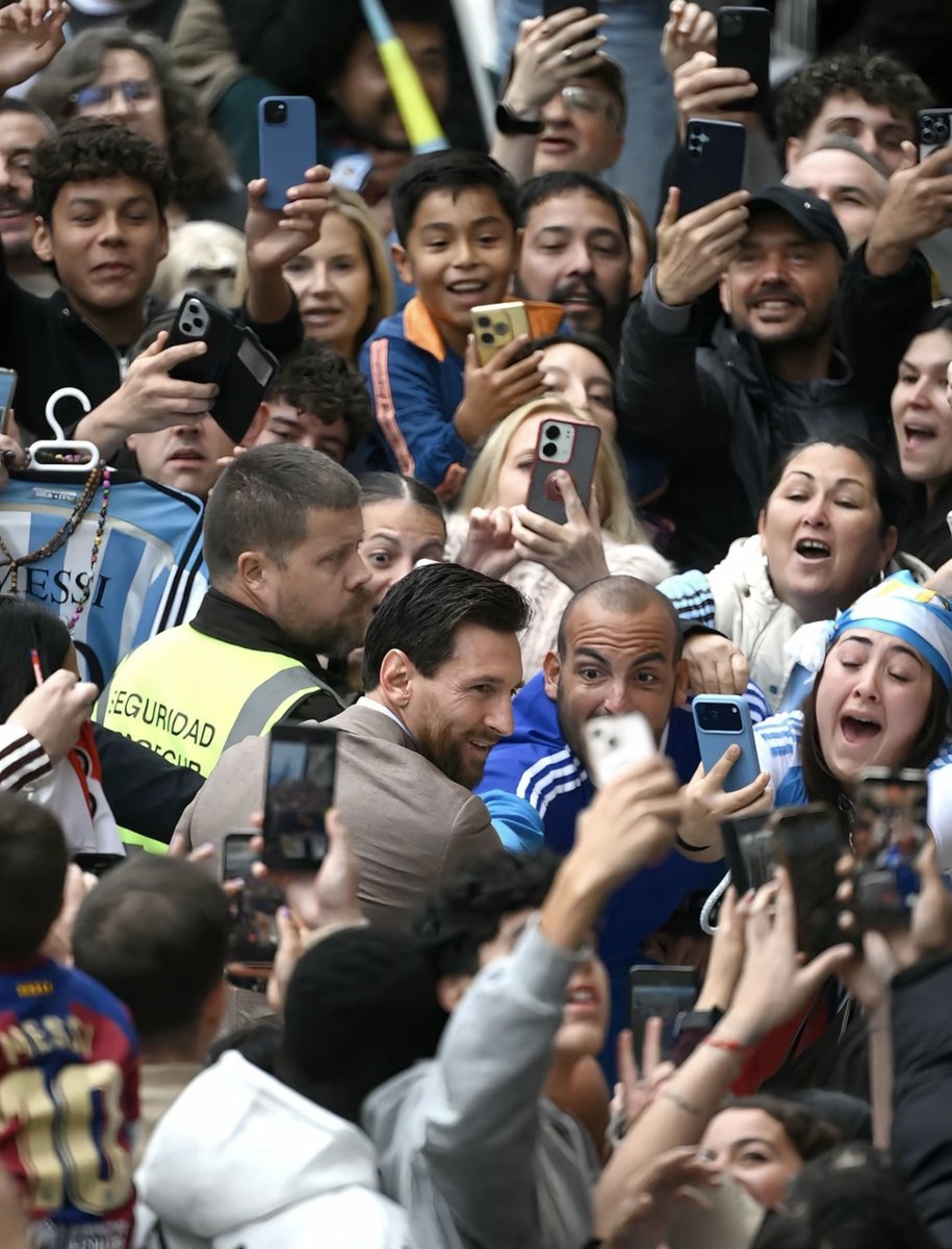 messi_archive10's tweet photo. I'm definitely framing this 🥰🐐 https://t.co/OGcZoZws6k