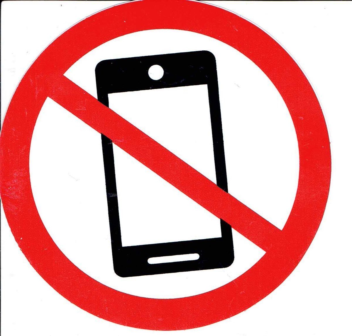 ActuFoot_'s tweet photo. 🚨 LE BORUSSIA DORTMUND VA RÉCOMPENSER SES SUPPORTERS QUI N’UTILISENT PAS LEUR TÉLÉPHONE AU STADE ! 📵💛🖤

Le club lance un « Fan Mode » dans son application : chaque minute passée sans toucher à son téléphone permet d’accumuler des points pour tenter de gagner des maillots dédicacés et des bons d’achat. 🎁

L’objectif : encourager les supporters à profiter pleinement du match et de l’ambiance.

🗞️ communiqué