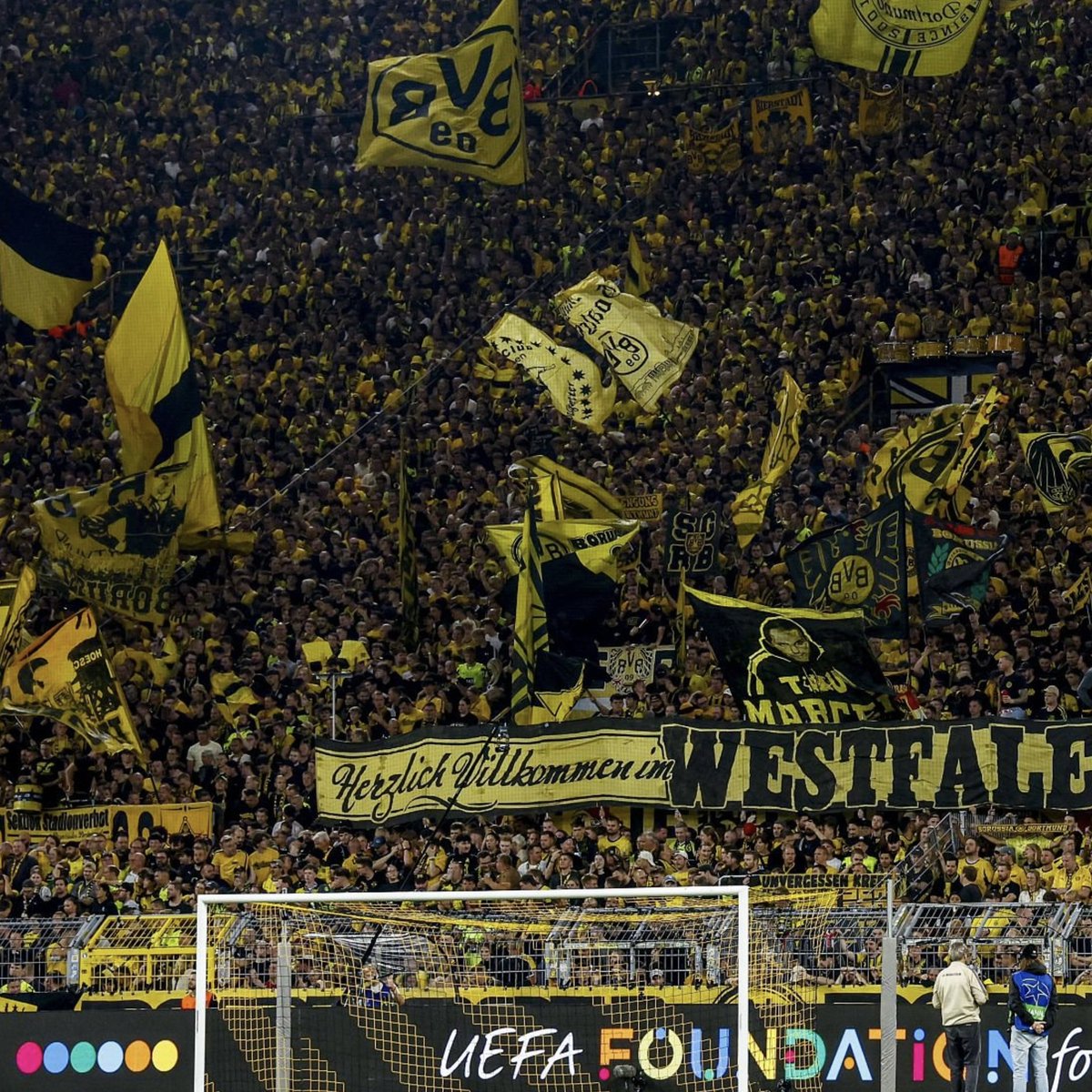 ActuFoot_'s tweet photo. 🚨 LE BORUSSIA DORTMUND VA RÉCOMPENSER SES SUPPORTERS QUI N’UTILISENT PAS LEUR TÉLÉPHONE AU STADE ! 📵💛🖤

Le club lance un « Fan Mode » dans son application : chaque minute passée sans toucher à son téléphone permet d’accumuler des points pour tenter de gagner des maillots dédicacés et des bons d’achat. 🎁

L’objectif : encourager les supporters à profiter pleinement du match et de l’ambiance.

🗞️ communiqué
