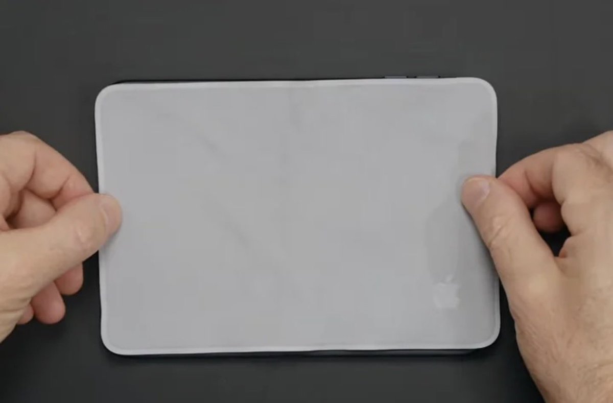 Phonenurd's tweet photo. NO WAY 😭💀

The iPhone Duo is literally the same size as Apple’s polishing cloth.

I refuse to believe this is a coincidence. 😭 https://t.co/vVhVM65jCz