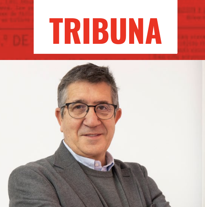 PSOE's tweet photo. Hace 15 años, la democracia ganó, y la ciudadanía de este país también ganó. Desde hace 15 años, es una gozada no tener miedo, poder defender las ideas sin temor, no tener que mirar debajo del coche y caminar por las calles de Euskadi con total libertad.

Tribuna de 'El Socialista' por @patxilopez ⬇️ https://t.co/qIbnWTf3DC