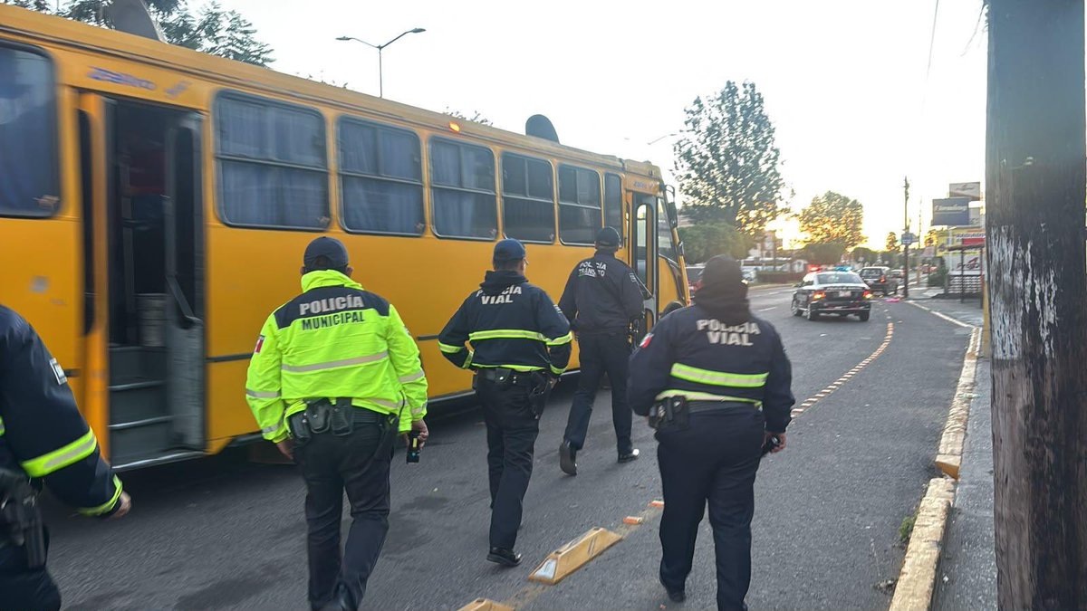SSC_Cholula's tweet photo. 🚍Desde las primeras horas del día, cuidamos de las y los cholultecas que viajan en transporte público.

A través del operativo #PasajeroSeguro, Vialidad Municipal realiza acciones preventivas para detectar objetos y sustancias prohibidas, así como inhibir la comisión de delitos. https://t.co/DWZJnr8t9r