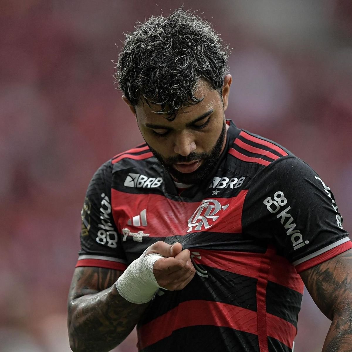 Flazone_'s tweet photo. Que falta eu sinto de um centroavante que tem uma pica de 28cm. Aquele cara que arranca um gol do absoluto nada, que tem alma, que provoca o adversário, que incendeia o estádio. 

Que falta eu sinto de você, Gabriel Barbosa. Volta pra casa... https://t.co/gcVcJzVTAG