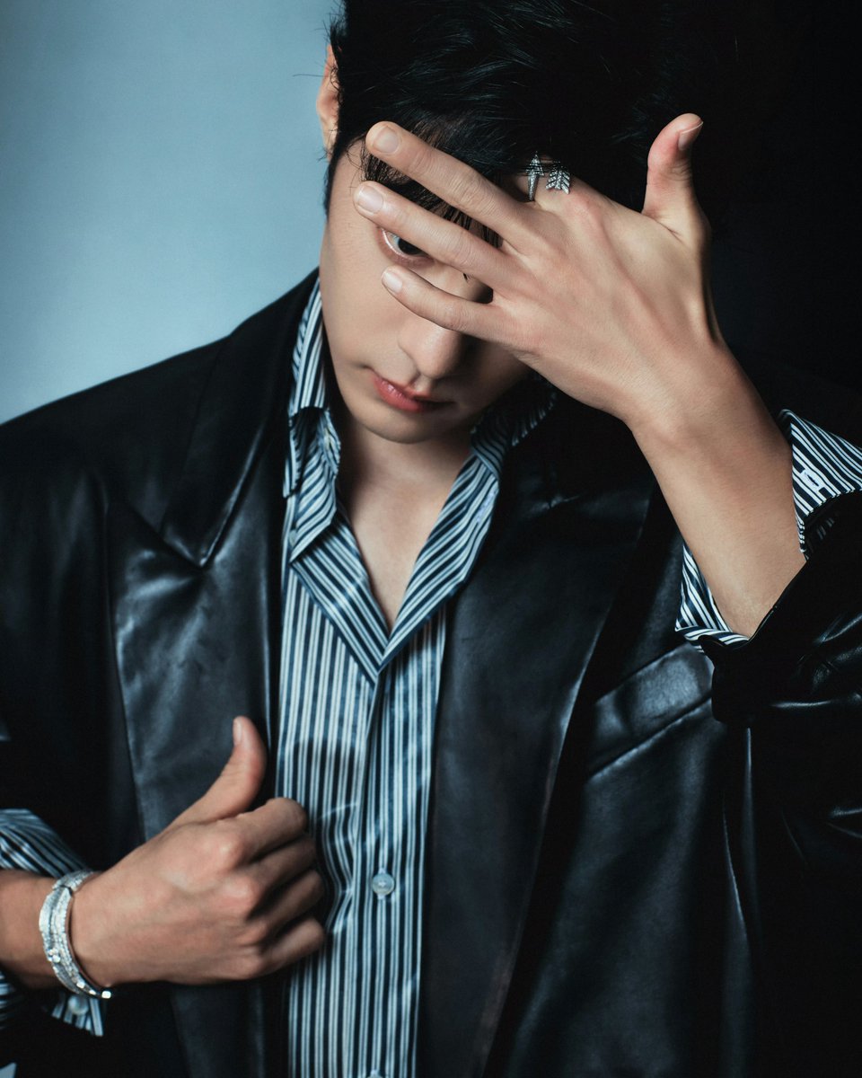 XiaoZhan_OFC's tweet photo. 【261023 Photo】

#XiaoZhan1005NewsPort
#XiaoZhan #肖战

Boucheron Weibo updated:

Global brand ambassador Xiao Zhan wore Boucheron jewelry at the Nanjing stop of his solo concert tour, "Here Comes Our Exit". https://t.co/hvAOSeSUrQ