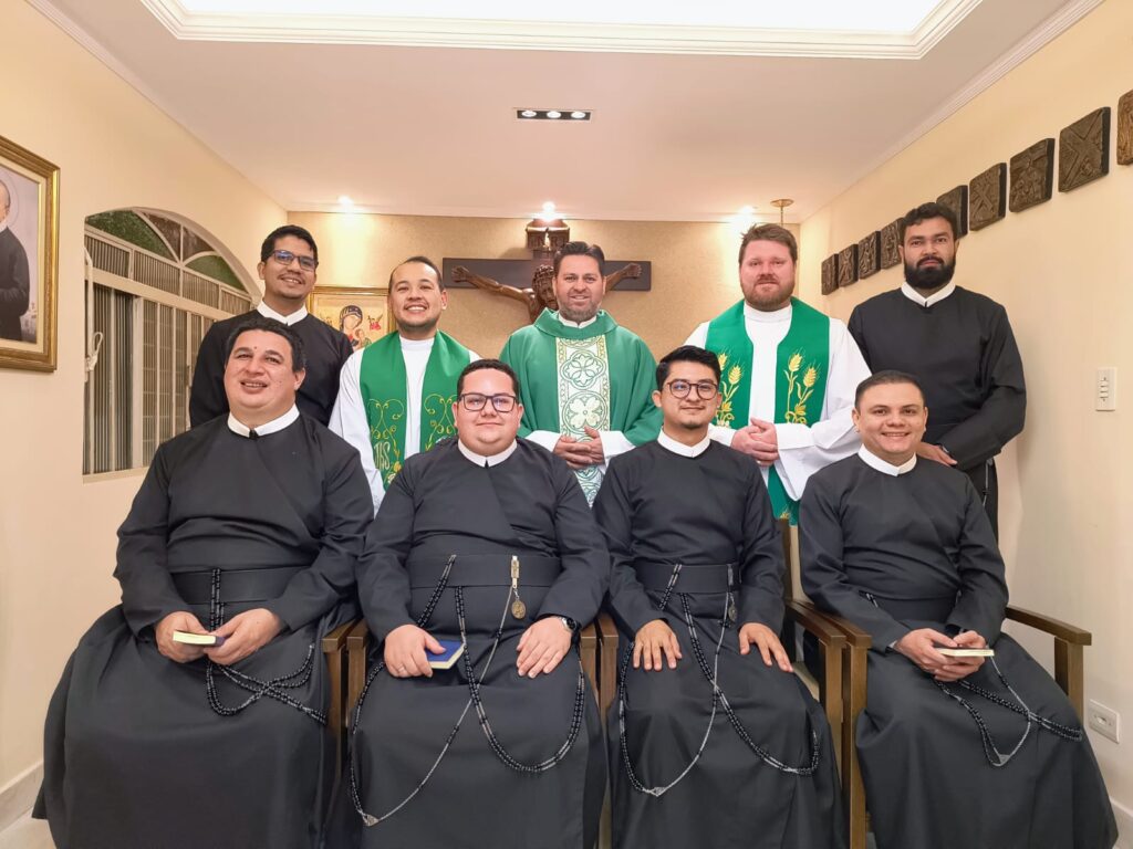 Scalanews1's tweet photo. ```Scala News```
*“Brazil: Renewal of vows and acolyte ceremony of Clerical students from the Province of Curitiba in Londrina”* https://t.co/VfKUuiiXWj #scalanews #redemptoristsinternational #RedemptoristMission #RedemptoristYouth #RedemptoristFormation #Redemptoristvocation https://t.co/HVziO4izYx