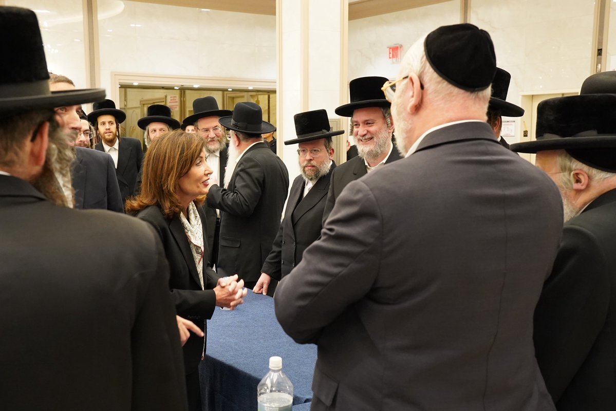 KathyHochul's tweet photo. Received a warm welcome from the leaders of Boro Park’s yeshivas, shuls, and community organizations. Thanks for bringing us together @SEichenstein and @SenatorSutton.

We’ll keep investing in education, childcare, and public safety for Jewish New Yorkers and their families. https://t.co/Dh5eB95Ujd