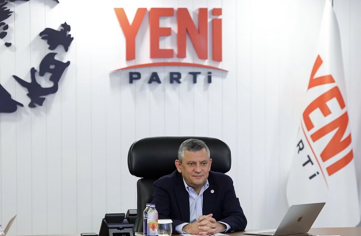 parSgokhan's tweet photo. Özgür Özel’in yorgunluğu yalnızca uykusuzluktan değil…

Bir ülkenin umudunu diri tutmaya çalışmanın, her gün yeni bir mücadeleye uyanmanın, haksızlıklara karşı ses yükseltirken milyonların beklentisini omuzlarında taşımanın yorgunluğu bu.

Bazen sesindeki titremede, yüzündeki çizgilerde, gözlerindeki ifadede hissediliyor bütün bu yük.

Ama insanı asıl yoran mücadele etmek değil; adaletin gecikmesi, emeğin karşılığını bulmaması ve umutların sürekli sınanmasıdır.

Özgür Özel de bütün bu mücadelenin içinde yoruluyor olabilir. Çünkü o da insan. Onun da dinlenmeye, nefes almaya ihtiyacı var.

Fakat bazı insanlar yorulsalar da yürümeye devam eder. Çünkü arkalarında yalnızca bir siyasi mücadele değil, kendilerine umut bağlayan milyonlar vardır.

Bazen bir liderin yorgunluğu, verdiği mücadelenin ne kadar ağır olduğunu anlatır.