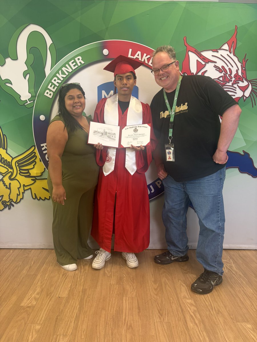 MPA_RISD's tweet photo. 🎓 Congratulations to MPA’s newest graduate, Alexander! 🎉 He skipped our usual big fanfare and opted for special photos with his mom &amp; teacher instead! 🖤💛 @CarmenSteward9 @LakeHighlandsHS @IamBranum @kerrijones03 @KD5RCA @RichardsonISD @ShariceLashay_ https://t.co/ZjlOQ2RaKg