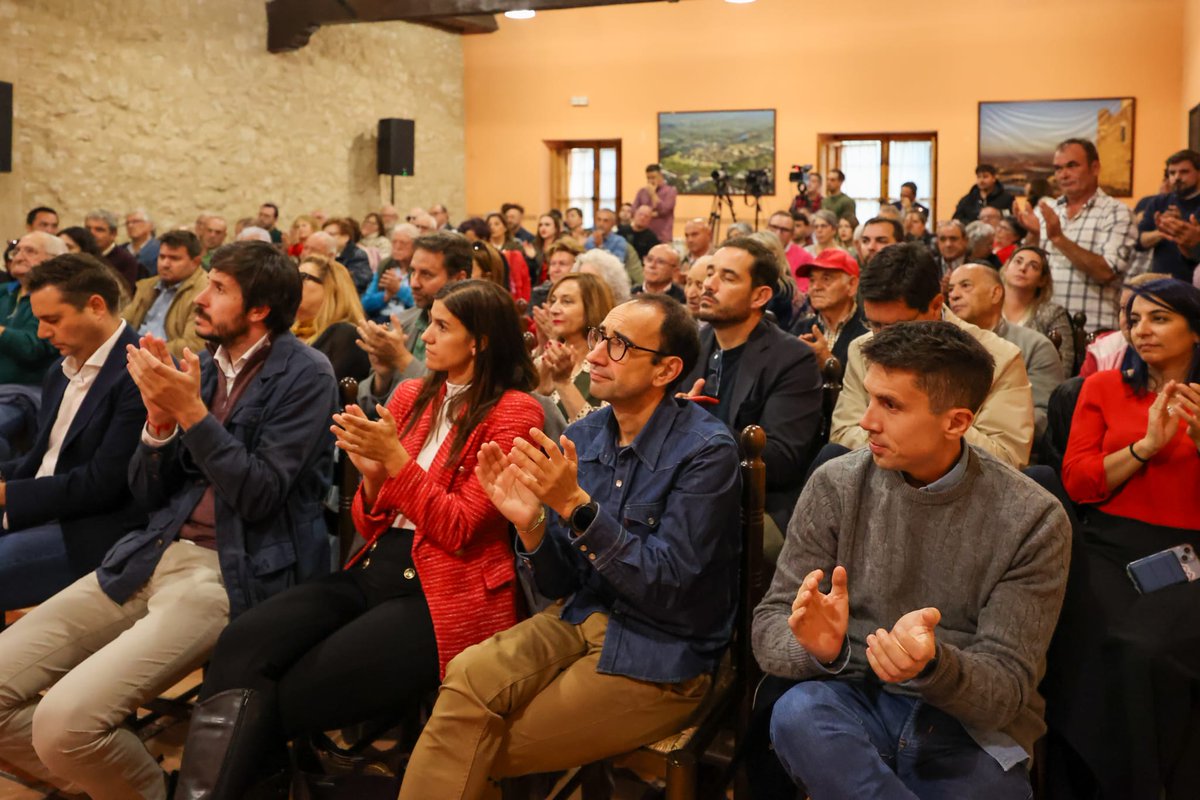 PSOESalamanca's tweet photo. 🔴 Ciudad Rodrigo ha sido testigo de la Bilateral entre el @PSOE_CyL y el @psoeex con el objetivo de afrontar los retos de nuestro territorio.

👉 El 29N tenemos una gran oportunidad para que nuestro país siga avanzando y, por extensión, nuestra Comunidad y nuestra provincia. https://t.co/vqGZSU1Gwd