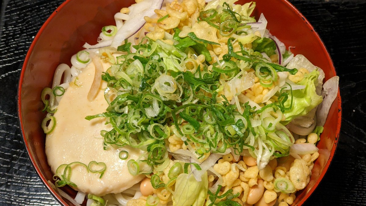 modokitheatre's tweet photo. おはようございます🌃🥱　今朝も早目の朝食!!シマダヤ 流水麺 うどん を使って『色々乗せサラダうどん』🍜🫘🍗🧅🥬😋　今朝は古くてもまだまだカメラは現役  #Pixel4XL 光学2倍望遠オート撮影 https://t.co/BB27TzuFTl