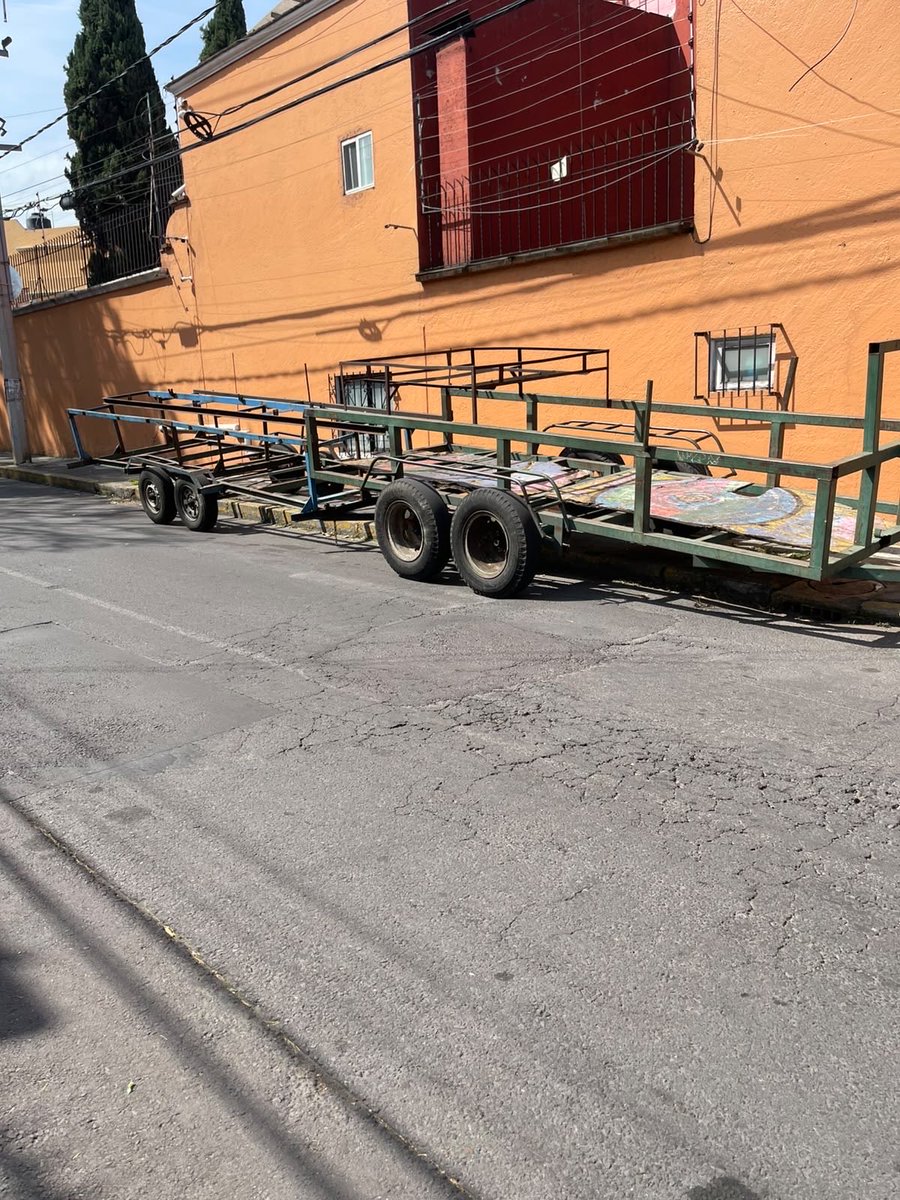 monosan17's tweet photo. @TlalpanAl @TlalpanVecinos @Gabyosoriohdz @ClaraBrugadaM @CESACT  Con motivo de la feria en Santa Úrsula Xitla, dejaron estacionado este remolque sobre la banqueta de la calle Limantitla, impidiendo el libre paso de los peatones y bloqueando los accesos a condominios y casas. https://t.co/Ldyk0LCx6k