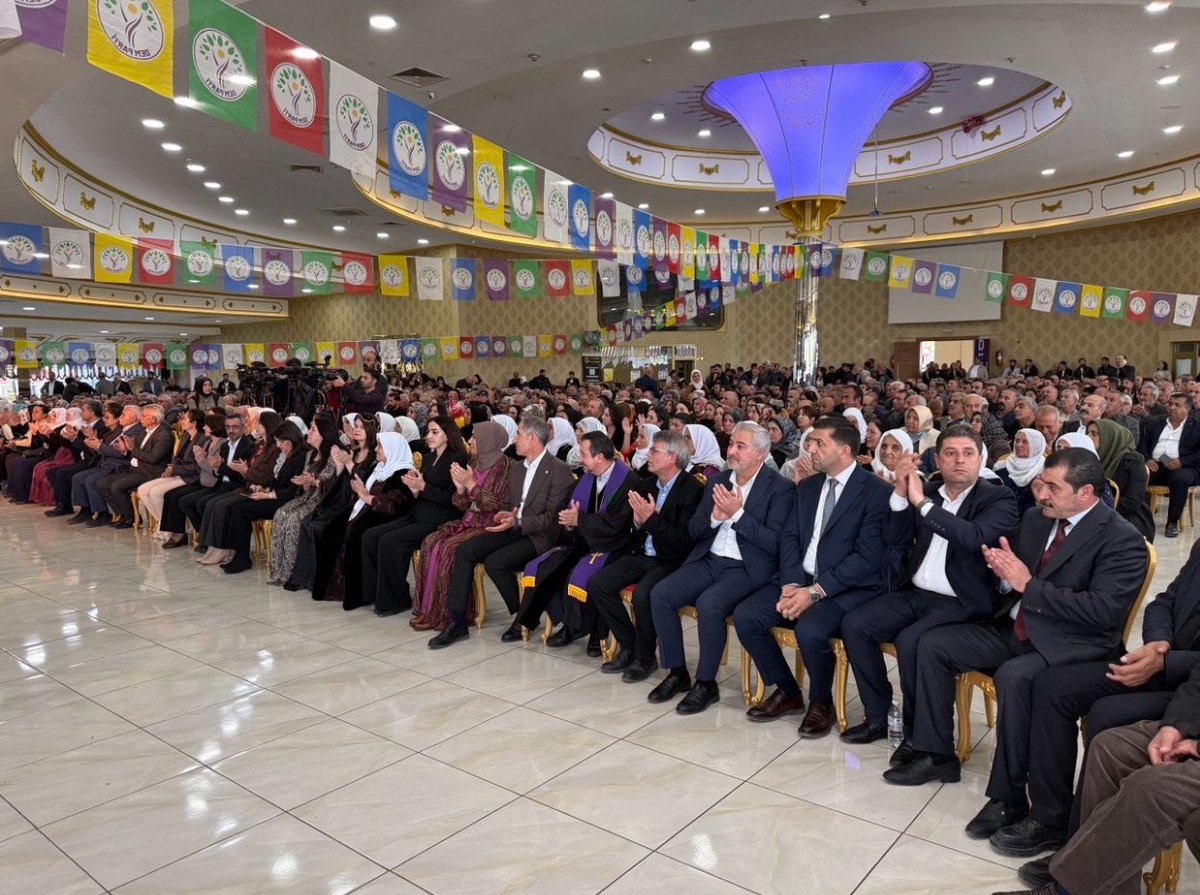 dbp_wan's tweet photo. Em îro beşdarî kongreya ya DEM Partîyê ya bajêra xwe bûn. Em ji rêveberîya berê re ji bo ked û xebatên wan spas dikin, rêveberîya nû pîroz dikin û di xebatên wan de serkeftinê dixwazin. Bila ev kongre hêza têkoşîna me ya sîyaseta demokratîk zêdetir bike. Keda gelê me sax be. 

@DEMPartiWan