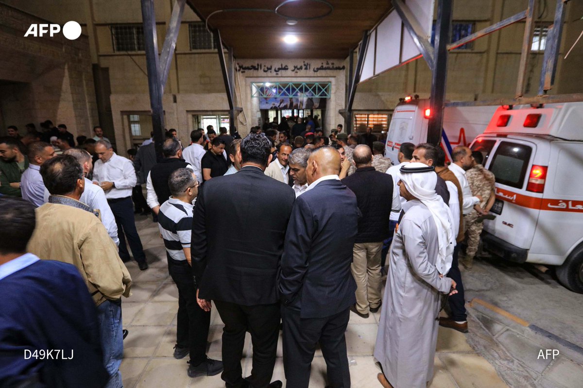 AFPar's tweet photo. 🇯🇴 قتل سبعة أشخاص الجمعة في إطلاق نار نفّذه مسلحون "متطرفون" داخل وخارج كنيسة في محافظة الكرك جنوب #عمان، وفق السلطات الأردنية، في حدث نادر جداً في المملكة.

https://t.co/9vZ3WWm1is #فرانس_برس #الأردن 

✍️ @kamalTaha7 https://t.co/u2oNYGhhpo