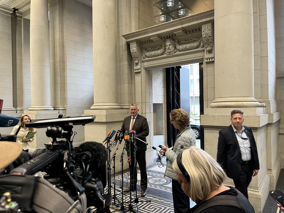 MirjaFiedler's tweet photo. Rheinland-Pfalz‘ Ministerpräsident @GordonSchnieder hat als Vorsitzender der #Ministerpräsidentenkonferenz in #Berlin #Mechanismen für die Runde der Regierungschefs für den Fall eines @AfD-Amtskollegen angekündigt. Mehr zur #MPK in meinen Live-Schalten für @DasErste @tagesschau. https://t.co/BPAEQYMUaI