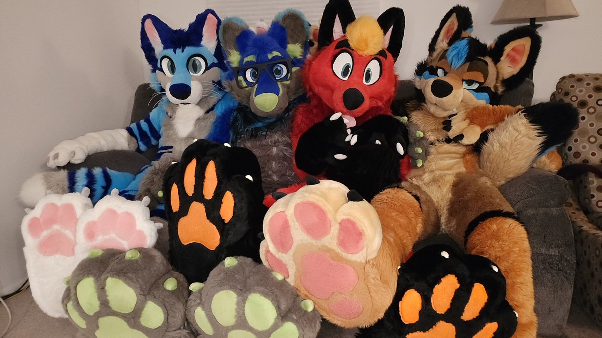 Melvis_Barksy's tweet photo. "How many beans did you want?"

"Yes"

#FursuitFriday

🦊 - @RiggyFolf 
🐺 - @dexter_dior 
🐱 - @JamsTheCat https://t.co/03nM57Hald