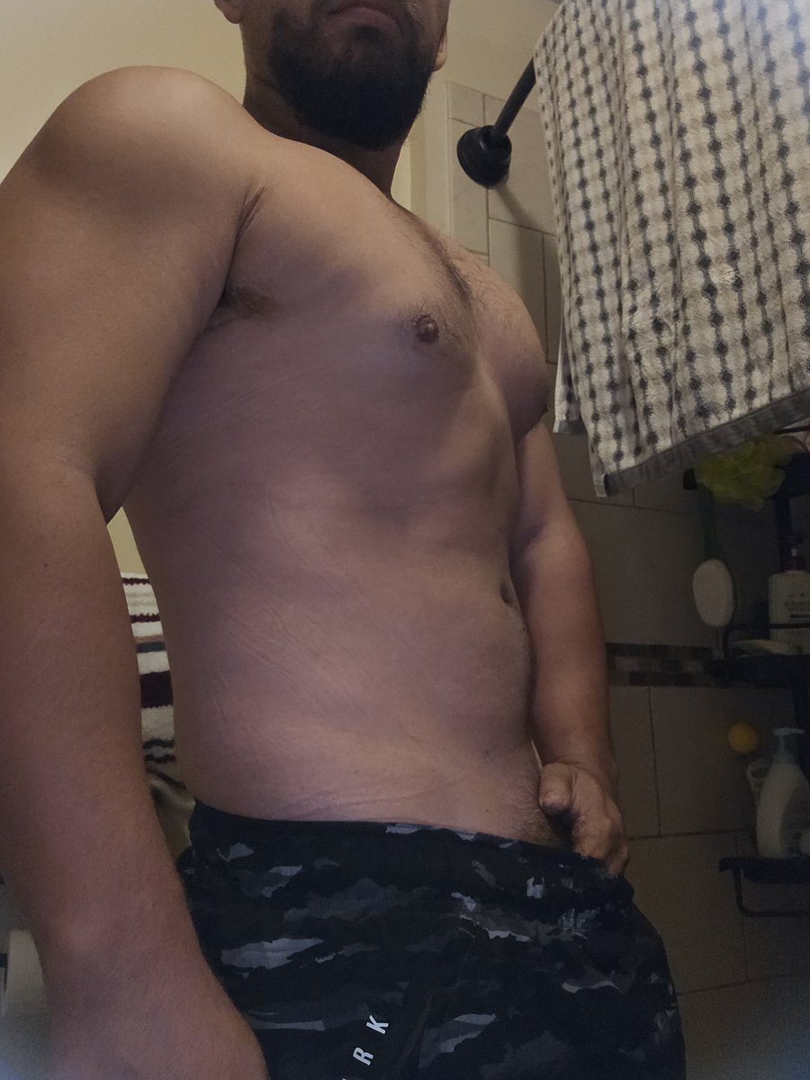 rickyunlocked's tweet photo. Should I lower my shorts a bit? https://t.co/TwyUO3vWuC