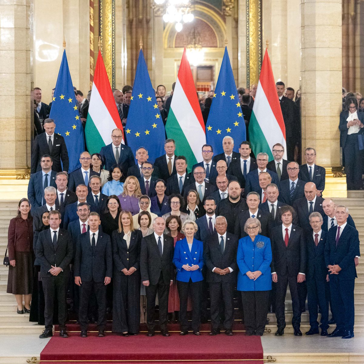 eudebates's tweet photo. 🇪🇺🇭🇺 @vonderleyen and @eucopresident in Budapest: 70 years since Hungary's uprising against Soviet rule!
Seventy years after Soviet tanks crushed Hungary's struggle for freedom, European leaders gathered to honour the victims and reflect on democracy, sovereignty and European unity.
The visit also marks a new chapter in EU–Hungary relations following the end of @PM_ViktorOrban's government.
- Can @magyarpeterMP turn Hungary's renewed relationship with Brussels into lasting political change?
#eudebates #VonDerLeyen #Costa #PeterMagyar #Hungary