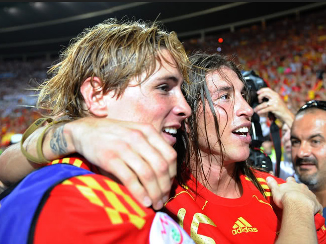 lntricateRitual's tweet photo. Sergio kissing and taking the ball when they won the 2008 Euro final (Fernando was the one who scored but he looks okay with it♡) https://t.co/gud0svbhOX