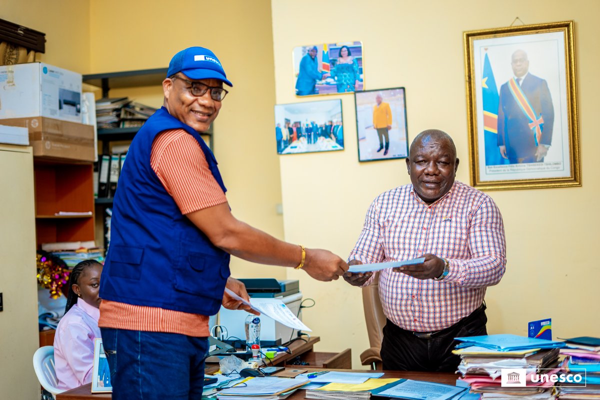 UNESCOKinshasa's tweet photo. 𝗔 𝗞𝗶𝘀𝗮𝗻𝗴𝗮𝗻𝗶, 𝗹'#𝗨𝗡𝗘𝗦𝗖𝗢 𝗿𝗲𝗻𝗳𝗼𝗿𝗰𝗲 𝗹𝗲𝘀 𝗰𝗮𝗽𝗮𝗰𝗶𝘁𝗲́𝘀 𝗼𝗽𝗲́𝗿𝗮𝘁𝗶𝗼𝗻𝗻𝗲𝗹𝗹𝗲𝘀 𝗱𝗲 𝗹'𝗜𝗡𝗘𝗥𝗔 𝗲𝘁 𝗱𝗲 𝗹𝗮 𝗖𝗼𝗼𝗿𝗱𝗶𝗻𝗮𝘁𝗶𝗼𝗻 𝗽𝗿𝗼𝘃𝗶𝗻𝗰𝗶𝗮𝗹𝗲 𝗱𝗲 𝗹'𝗘𝗻𝘃𝗶𝗿𝗼𝗻𝗻𝗲𝗺𝗲𝗻𝘁

✅ Dans le cadre de la deuxième phase du projet « Faire de la Réserve de biosphère de Yangambi un pôle d’excellence sur le climat et la biodiversité », l’#UNESCO a remis le mercredi 21 octobre 2026, de nouveaux équipements et fournitures de bureau à l’Institut National pour l’Étude et la Recherche Agronomiques (#INERA) et à la Coordination provinciale de l’Environnement.
✅ Cette nouvelle dotation, qui fait suite à celle de mai 2025, vise à améliorer les conditions de travail des équipes et à renforcer les capacités institutionnelles des partenaires engagés dans la #gouvernance de la Réserve de biosphère de #Yangambi.
✅ L’appui comprend notamment des imprimantes, des rames de papier duplicatuers, des clés USB, des fournitures de bureau (stylos, chemises, cahiers-registres, post-it, perforateurs et classeurs), ainsi que des stabilisateurs électriques, des ventilateurs, des rallonges et des calculatrices.
📍 À travers cet appui financé par la #Belgique, l’#UNESCO poursuit son engagement aux côtés des institutions partenaires pour renforcer la gouvernance et la gestion durable de la Réserve de biosphère de Yangambi, avec l’ambition d’en faire un pôle d’excellence sur le climat et la biodiversité.

#UNESCO #Belgique #RDC #Climat
#RéserveDeBiosphèreDeYangambi #Gouvernance