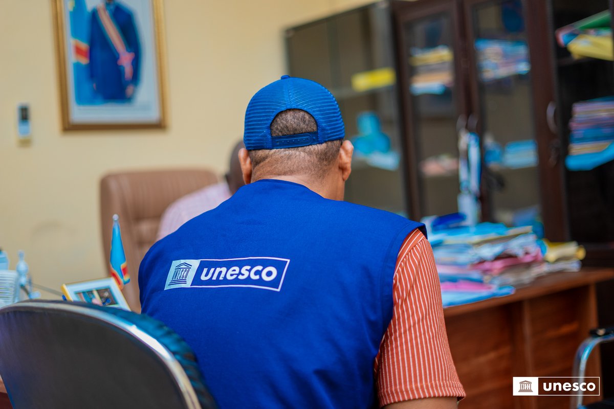 UNESCOKinshasa's tweet photo. 𝗔 𝗞𝗶𝘀𝗮𝗻𝗴𝗮𝗻𝗶, 𝗹'#𝗨𝗡𝗘𝗦𝗖𝗢 𝗿𝗲𝗻𝗳𝗼𝗿𝗰𝗲 𝗹𝗲𝘀 𝗰𝗮𝗽𝗮𝗰𝗶𝘁𝗲́𝘀 𝗼𝗽𝗲́𝗿𝗮𝘁𝗶𝗼𝗻𝗻𝗲𝗹𝗹𝗲𝘀 𝗱𝗲 𝗹'𝗜𝗡𝗘𝗥𝗔 𝗲𝘁 𝗱𝗲 𝗹𝗮 𝗖𝗼𝗼𝗿𝗱𝗶𝗻𝗮𝘁𝗶𝗼𝗻 𝗽𝗿𝗼𝘃𝗶𝗻𝗰𝗶𝗮𝗹𝗲 𝗱𝗲 𝗹'𝗘𝗻𝘃𝗶𝗿𝗼𝗻𝗻𝗲𝗺𝗲𝗻𝘁

✅ Dans le cadre de la deuxième phase du projet « Faire de la Réserve de biosphère de Yangambi un pôle d’excellence sur le climat et la biodiversité », l’#UNESCO a remis le mercredi 21 octobre 2026, de nouveaux équipements et fournitures de bureau à l’Institut National pour l’Étude et la Recherche Agronomiques (#INERA) et à la Coordination provinciale de l’Environnement.
✅ Cette nouvelle dotation, qui fait suite à celle de mai 2025, vise à améliorer les conditions de travail des équipes et à renforcer les capacités institutionnelles des partenaires engagés dans la #gouvernance de la Réserve de biosphère de #Yangambi.
✅ L’appui comprend notamment des imprimantes, des rames de papier duplicatuers, des clés USB, des fournitures de bureau (stylos, chemises, cahiers-registres, post-it, perforateurs et classeurs), ainsi que des stabilisateurs électriques, des ventilateurs, des rallonges et des calculatrices.
📍 À travers cet appui financé par la #Belgique, l’#UNESCO poursuit son engagement aux côtés des institutions partenaires pour renforcer la gouvernance et la gestion durable de la Réserve de biosphère de Yangambi, avec l’ambition d’en faire un pôle d’excellence sur le climat et la biodiversité.

#UNESCO #Belgique #RDC #Climat
#RéserveDeBiosphèreDeYangambi #Gouvernance