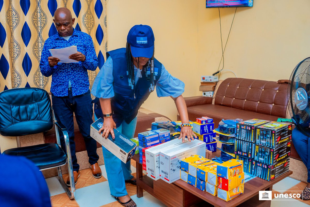 UNESCOKinshasa's tweet photo. 𝗔 𝗞𝗶𝘀𝗮𝗻𝗴𝗮𝗻𝗶, 𝗹'#𝗨𝗡𝗘𝗦𝗖𝗢 𝗿𝗲𝗻𝗳𝗼𝗿𝗰𝗲 𝗹𝗲𝘀 𝗰𝗮𝗽𝗮𝗰𝗶𝘁𝗲́𝘀 𝗼𝗽𝗲́𝗿𝗮𝘁𝗶𝗼𝗻𝗻𝗲𝗹𝗹𝗲𝘀 𝗱𝗲 𝗹'𝗜𝗡𝗘𝗥𝗔 𝗲𝘁 𝗱𝗲 𝗹𝗮 𝗖𝗼𝗼𝗿𝗱𝗶𝗻𝗮𝘁𝗶𝗼𝗻 𝗽𝗿𝗼𝘃𝗶𝗻𝗰𝗶𝗮𝗹𝗲 𝗱𝗲 𝗹'𝗘𝗻𝘃𝗶𝗿𝗼𝗻𝗻𝗲𝗺𝗲𝗻𝘁

✅ Dans le cadre de la deuxième phase du projet « Faire de la Réserve de biosphère de Yangambi un pôle d’excellence sur le climat et la biodiversité », l’#UNESCO a remis le mercredi 21 octobre 2026, de nouveaux équipements et fournitures de bureau à l’Institut National pour l’Étude et la Recherche Agronomiques (#INERA) et à la Coordination provinciale de l’Environnement.
✅ Cette nouvelle dotation, qui fait suite à celle de mai 2025, vise à améliorer les conditions de travail des équipes et à renforcer les capacités institutionnelles des partenaires engagés dans la #gouvernance de la Réserve de biosphère de #Yangambi.
✅ L’appui comprend notamment des imprimantes, des rames de papier duplicatuers, des clés USB, des fournitures de bureau (stylos, chemises, cahiers-registres, post-it, perforateurs et classeurs), ainsi que des stabilisateurs électriques, des ventilateurs, des rallonges et des calculatrices.
📍 À travers cet appui financé par la #Belgique, l’#UNESCO poursuit son engagement aux côtés des institutions partenaires pour renforcer la gouvernance et la gestion durable de la Réserve de biosphère de Yangambi, avec l’ambition d’en faire un pôle d’excellence sur le climat et la biodiversité.

#UNESCO #Belgique #RDC #Climat
#RéserveDeBiosphèreDeYangambi #Gouvernance