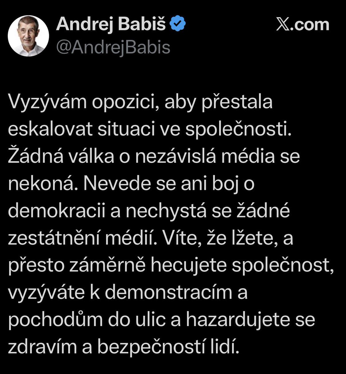 PetrosKecyaPoli's tweet photo. Toho večera byl Ing. Babiš poněkud neklidný a nejradši by se schoval do vinárny U obuvníka😁. https://t.co/9KDQE2umHI