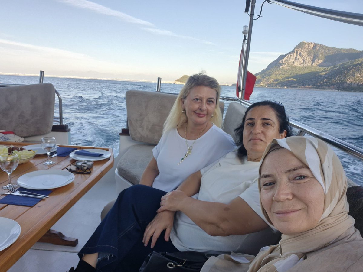FErdemTuncay07's tweet photo. 📍Balıkçı Barınağı
@KonyaaltAk Yön Kur Üye #AliBudak ve Hurma Mah Bşk #İbrahimSaraçoğlu’nu işletmeciliğini yaptıkları teknelerinde ilçe bşk 
sn @avyunusgunal Kadın ve Gençlik kolları başk,teşkilatımız ile birlikte ziyaret ettik, hayırlı işler diledik
@alicetin_07 
@Pnar1018122 https://t.co/15MTFn6xjR