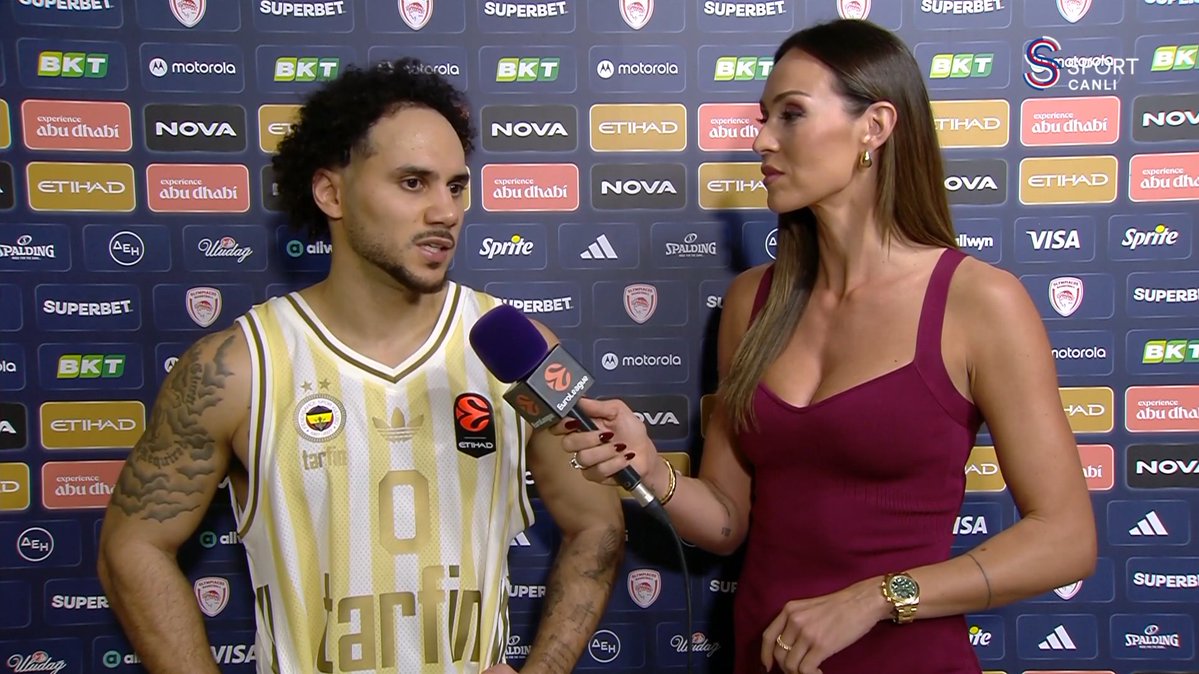 Fenerli_Gaucho's tweet photo. Olympiacos'a koyduk! 💛💙

Ama ne yalan söyleyeyim, ben bu takıma henüz alışamadım. 

Clyburn ve Larkin'i Fenerbahçe formasıyla görünce sanki Torreira ve Icardi bizde oynuyormuş gibi hissediyorum. 😵‍💫 https://t.co/eKtfggQAoo