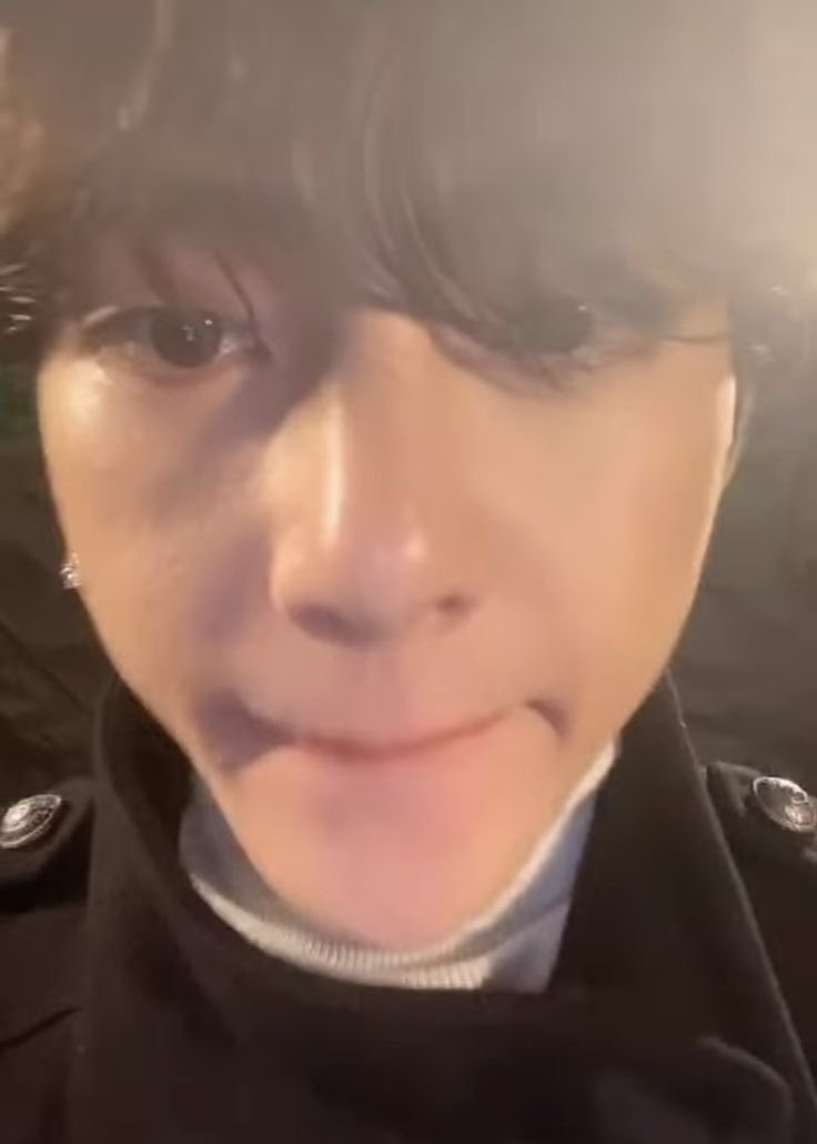 ikoosthv's tweet photo. i wanna ruffle his hair so bad 😭 https://t.co/KjaRhgG1eN