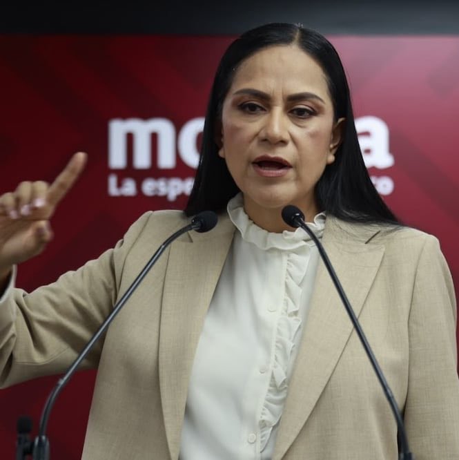 Juan_OrtizMX's tweet photo. 🗳️📌 GOBERNADORES DE MORENA CIERRAN FILAS CON ARIADNA MONTIEL TRAS ACUSACIONES DE NEXOS CON EL NARCO

Los 24 gobernadores y gobernadoras de Morena y PVEM publicaron un comunicado para respaldar a Ariadna Montiel, dirigente nacional de Morena.

Todo ocurre después de que la gobernadora de Chihuahua, Maru Campos, acusara a Montiel de tener vínculos con el crimen organizado.

La acusación surgió durante una entrevista con Carlos Loret de Mola y fue confirmada esta mañana por Claudia Sheinbaum, quien reconoció que Campos también se lo había dicho durante una reunión privada.

Ahora los mandatarios de Morena y sus aliados salieron en defensa de Montiel.

“Quien acusa tiene la obligación moral y legal de presentar pruebas”, señalaron.

También calificaron los señalamientos como calumnias y expresaron su “total solidaridad, cobijo y reconocimiento” a la dirigente morenista.

Los gobernadores acusaron una campaña de desprestigio contra Montiel y aseguraron que su trayectoria merece respeto.