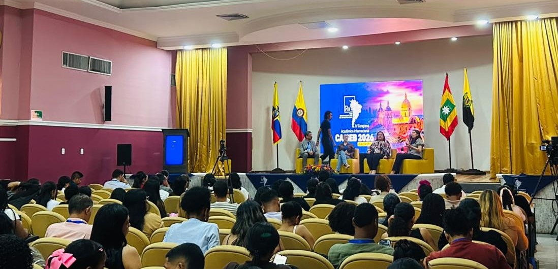 ces_ec's tweet photo. #EventosCES | Ángela Calderón, consejera académica y presidenta de la Comisión Permanente de Institutos y Conservatorios Superiores del CES, participa en la segunda jornada del IV Congreso Académico Internacional de Salud, Educación y Bienestar (#CAISEB2026), que se realiza en Cartagena, #Colombia, organizado por la Red Iberoamericana de Investigación y el Instituto Superior Tecnológico Japón.

🎖️ En el marco del encuentro, recibe un reconocimiento por su participación y aporte a este espacio de intercambio académico.