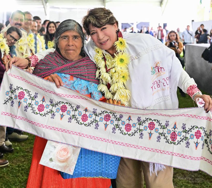 delfinagomeza's tweet photo. Hay abrazos y miradas que lo dicen todo, pero sobre todo, hay manos que guardan la memoria y el alma de nuestra tierra. 

Estar al lado de la señora Sofía Ferrer González es recordar el valor de nuestras raíces. Con sus manos sabias y amorosas, ella y cada una de nuestras artesanas y artesanos tejen verdaderas maravillas que llevan el corazón del #EstadoDeMéxico en cada hilo y en cada bordado. 

Gracias, por regalarnos su talento, por su sencillez y por enseñarnos que el verdadero arte nace del amor a nuestra cultura. 

Mi admiración, respeto y eterno agradecimiento para todas y todos los maestros artesanos mexiquenses que nos llenan de tanto orgullo.  

Floreciendo nuestra identidad con #ElPoderDeServir.