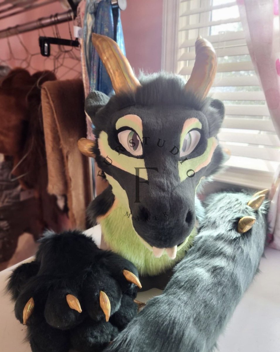 Furstudioo6's tweet photo. 🍵🐲
Commission done!!!! custom made, a handsome emerald dragon!

He's made on my new TPU dragon base! I really love using that holo gold for accents 😩

#fursuitmaker #furryfandom #dragonfursuit #fu https://t.co/74b7r1xWrH