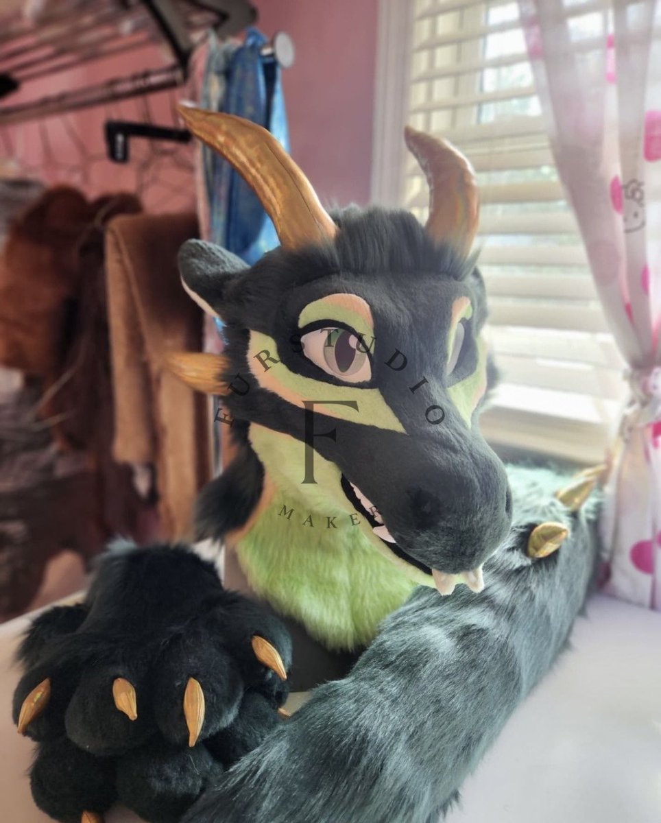 Furstudioo6's tweet photo. 🍵🐲
Commission done!!!! custom made, a handsome emerald dragon!

He's made on my new TPU dragon base! I really love using that holo gold for accents 😩

#fursuitmaker #furryfandom #dragonfursuit #fu https://t.co/74b7r1xWrH