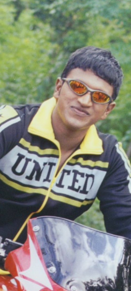 JarakiholiNo1's tweet photo. Friend hosa bike tandidda mele kutkond pose kottidde friends https://t.co/TuWfbwxbZy