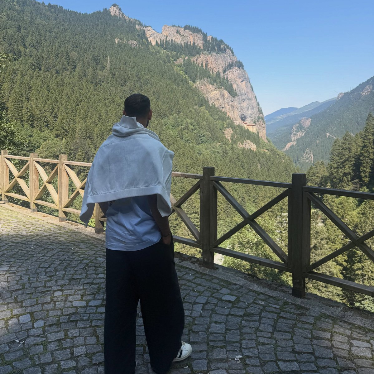 bosunatiklama's tweet photo. Salah'ın Sümela Manastırı'nı izlediği yere tabela asıldı. https://t.co/yhmC5om4mO