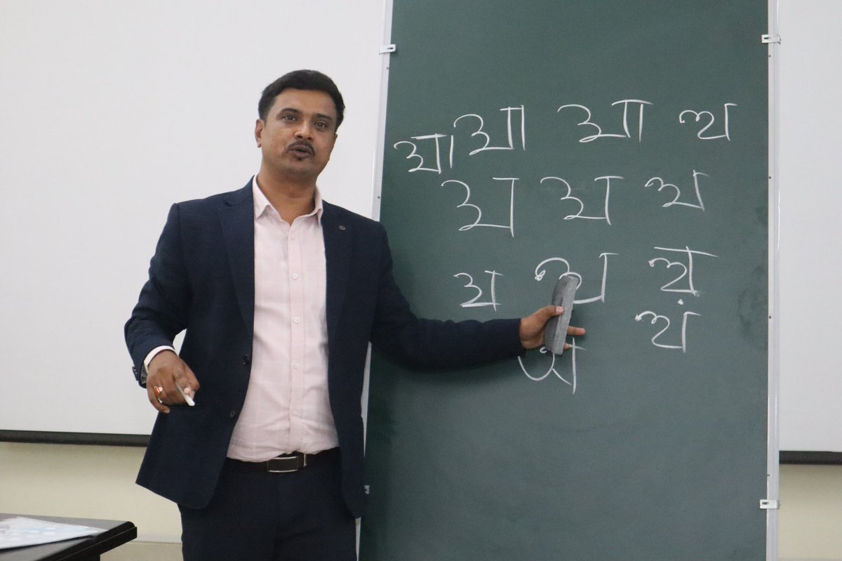 GauhatiUniv's tweet photo. অসমৰ গৌৰৱ, গুৱাহাটী বিশ্ববিদ্যালয়ৰ গৌৰৱ ❤️

গুৱাহাটী বিশ্ববিদ্যালয়ৰ কৃষ্ণকান্ত সন্দিকৈ গ্ৰন্থাগাৰৰ পাণ্ডুলিপি সংৰক্ষণ বিভাগৰ সহ-সংৰক্ষক শ্ৰীযুত ধনজিৎ তালুকদাৰদেৱে অসম চৰকাৰৰ সন্মানীয় ‘অসম গৌৰৱ’ বঁটা লাভ কৰি গুৱাহাটী বিশ্ববিদ্যালয়লৈ গৌৰৱ কঢ়িয়াই আনিছে।

তেখেতৰ এই উল্লেখযোগ্য সাফল্যৰ বাবে গুৱাহাটী বিশ্ববিদ্যালয়ৰ উপাচাৰ্য অধ্যাপক ননী গোপাল মহন্তদেৱে আন্তৰিক অভিনন্দন জ্ঞাপন কৰে।

গুৱাহাটী বিশ্ববিদ্যালয়ৰ পৰিয়ালৰ তৰফৰ পৰাও তেখেতলৈ আন্তৰিক শুভেচ্ছা আৰু অভিনন্দন জ্ঞাপন কৰিলোঁ। অসমৰ ঐতিহ্য, পাণ্ডুলিপি আৰু সাংস্কৃতিক সম্পদৰ সংৰক্ষণৰ ক্ষেত্ৰত তেখেতৰ অৱদান অধিক সমৃদ্ধিশালী হোৱাৰ আশাৰে আন্তৰিক শুভ কামনা। 

#অসমগৌৰৱ