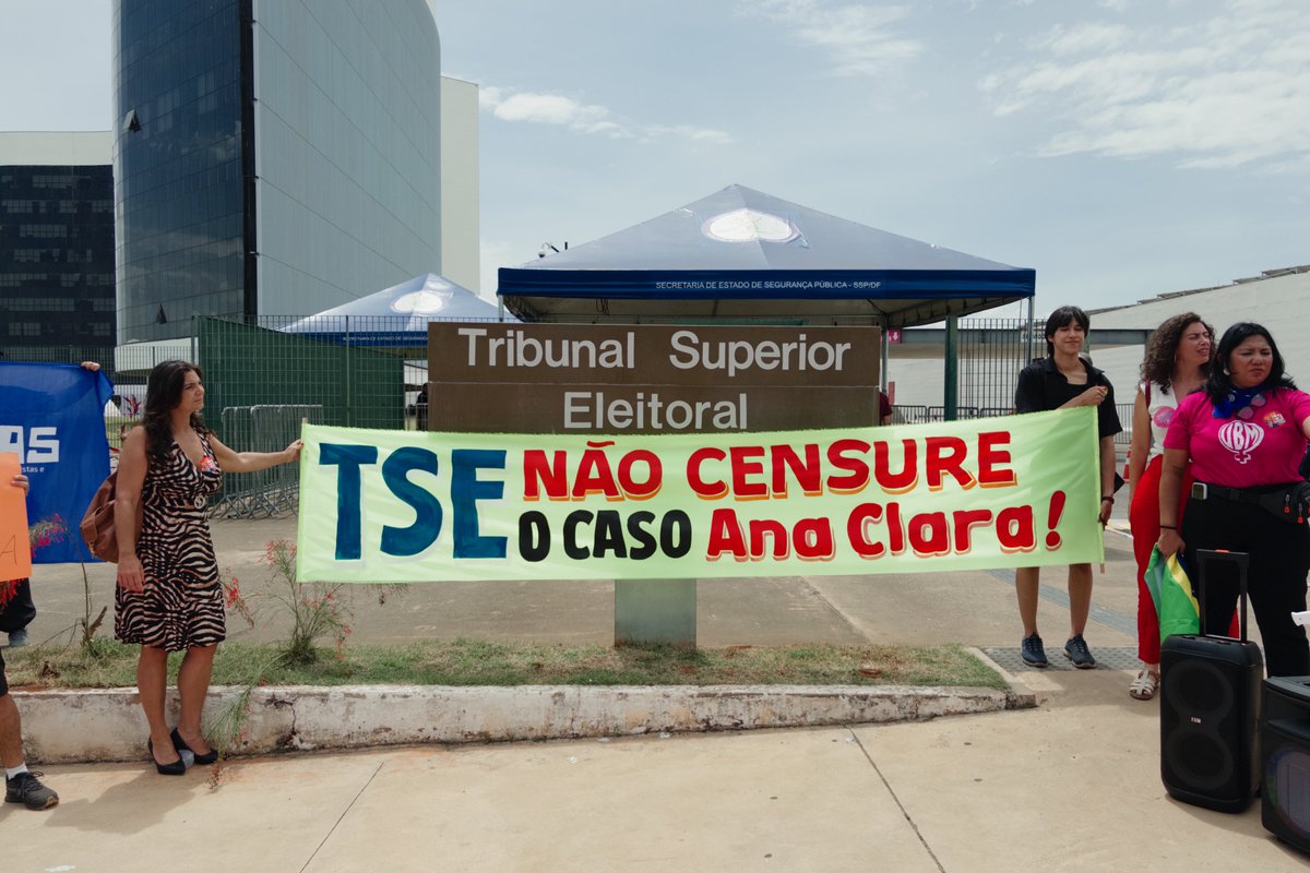 fabiofelixdf's tweet photo. Acontece agora, em frente ao TSE aqui em Brasília, uma manifestação contra a decisão do ministro André Mendonça que suspendeu o impulsionamento de publicações sobre o caso Ana Clara. 

O ato é organizado por coletivos feministas e movimentos de defesa dos direitos das mulheres, crianças e adolescentes.

#CensuraNaoTSE 
#AnaClaraMereceJustica 
#AnaClaraBolsonaroNoGoogle 
#AnaClaraFlavioBolsonaro 
#AnaClaraNaoPodeSerEsquecida